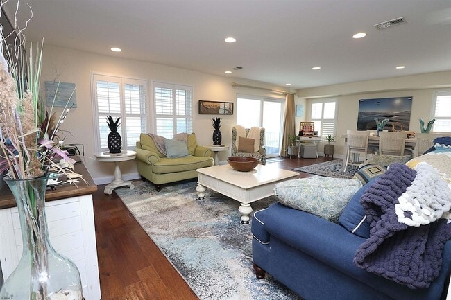 9505 Monmouth Ave
