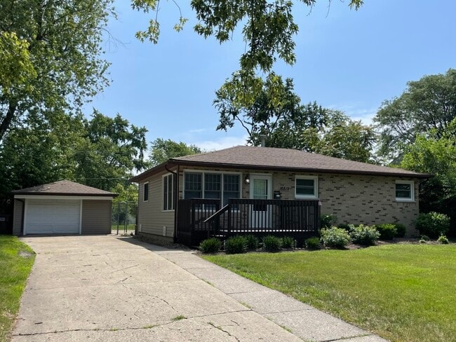 Photo - 16819 Forest View Dr House