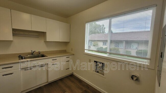 Photo - 815 NE Alameda Ave