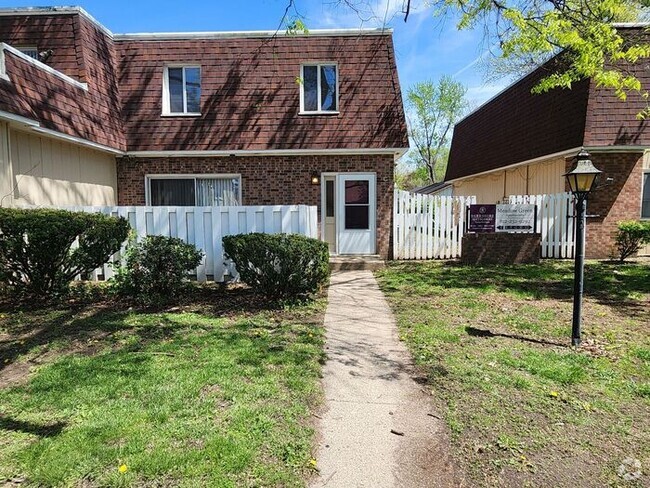 Building Photo - Large 2 Bedroom Townhome with 1 1/2 Baths ...