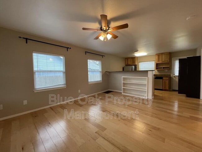 Photo - 570 E 19th St