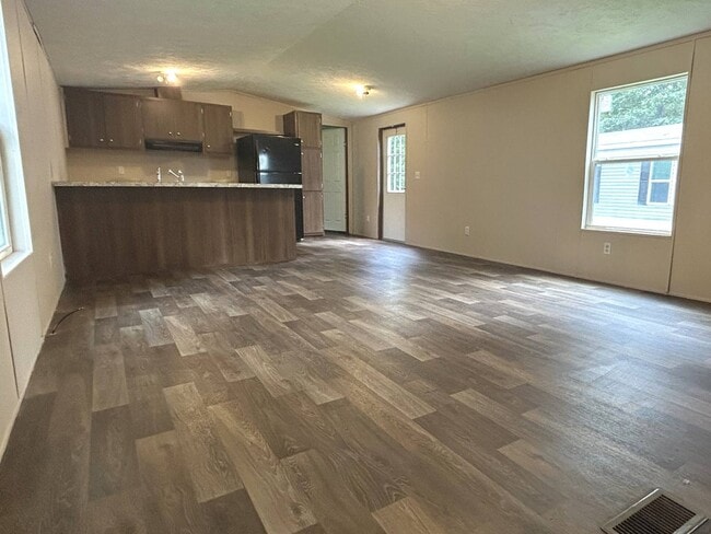 Photo - 302 Autumn Ln