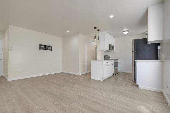 Photo - Spacious 1 Bedroom Apartments with Parking - Noho Arts District Unit #4