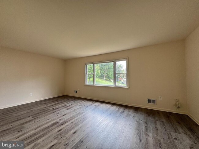 Photo - 4104 Sideburn Rd