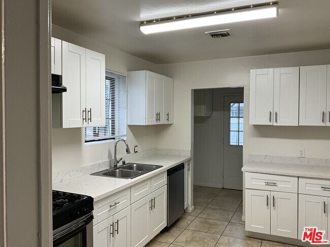 Photo - 1123 E Cameron Ave