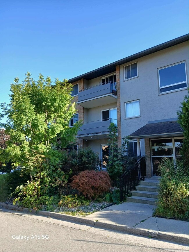 Photo - 685 Wonderland Rd S Unit 1