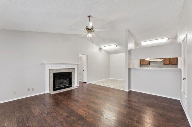 Photo - 6002 Parkwood Dr Unit B