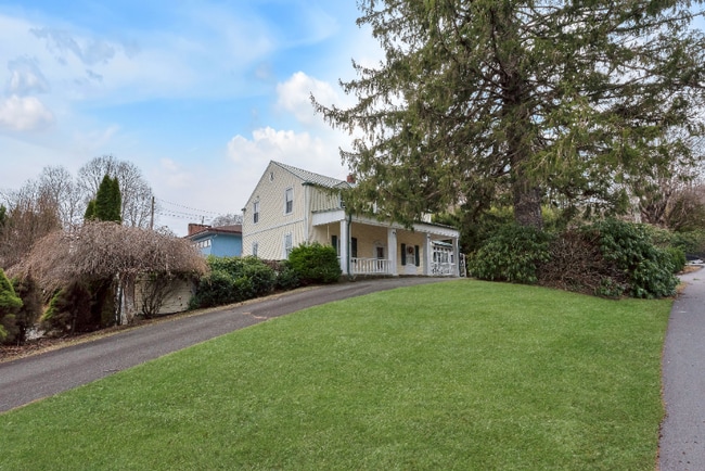 Photo - 209 W 1st St