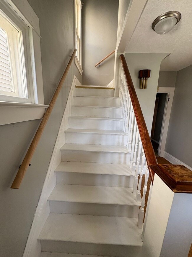 Photo - 815 W 1st St