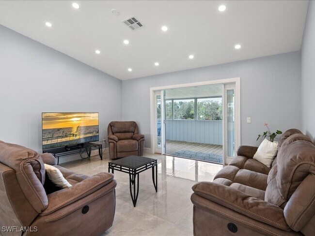 Photo - 220 39th Ave NW