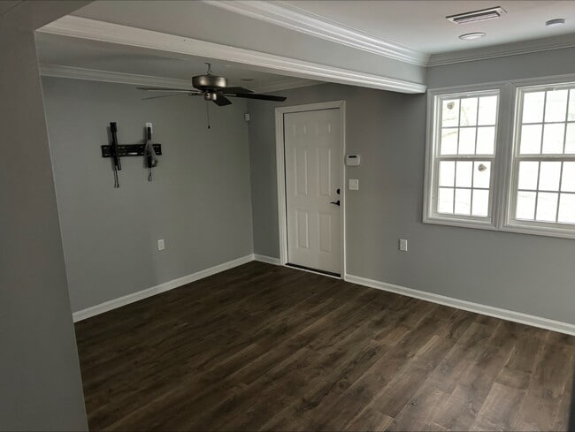 Vista del dormitorio trasero - 209 W Ann St