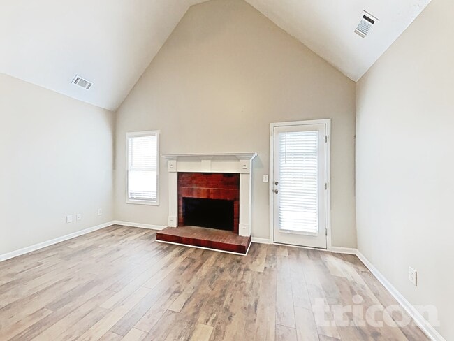 Photo - 204 Cobblestone Ln