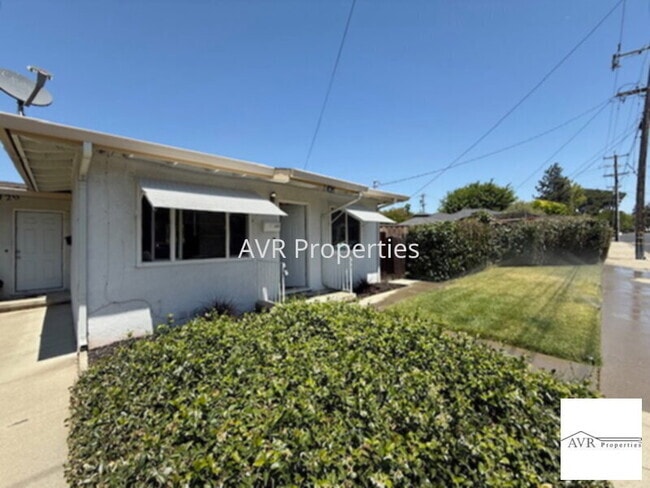 Building Photo - Fantastic Single story duplex south of Dow... Rental