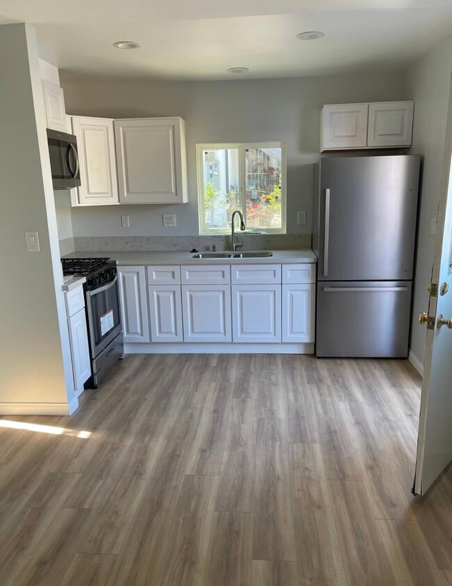 Photo - 10402 Woodman Ave