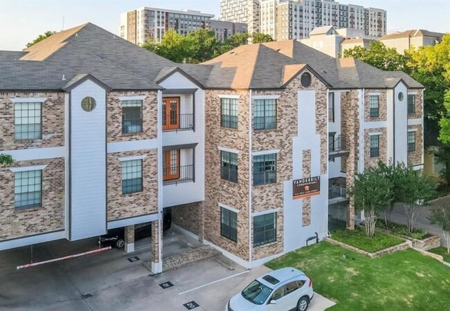 Building Photo - 912 W 22nd St Unit 304