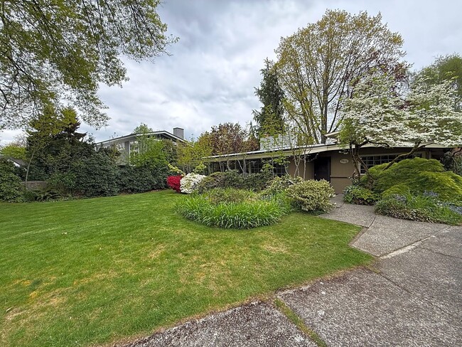 Building Photo - 6BR Classic Mid-Century Medina Home! Yard Service Included!