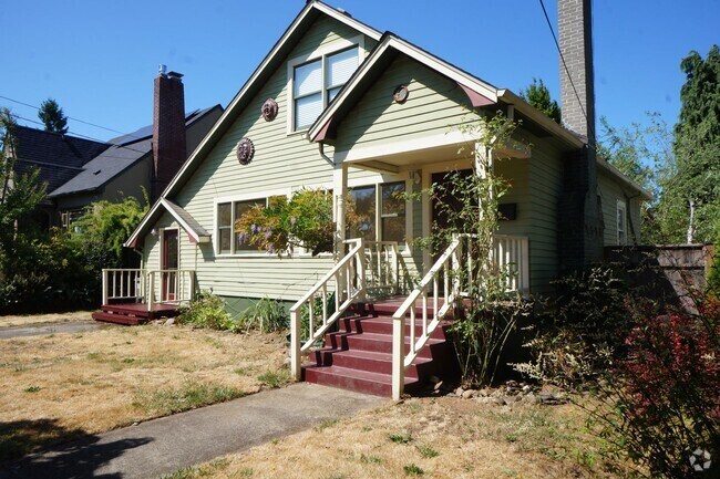 Building Photo - NE Portland 3 bedroom Rose City Park Rental