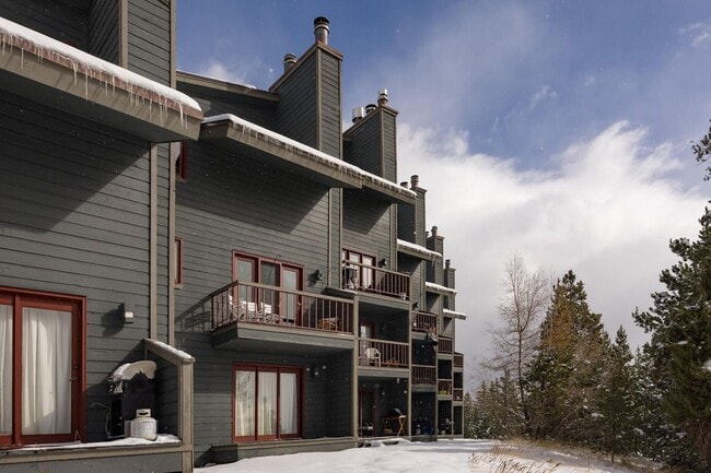 Available now! Year lease! Three Bedroo... - Available now!  Year lease!   Three Bedroo... House
