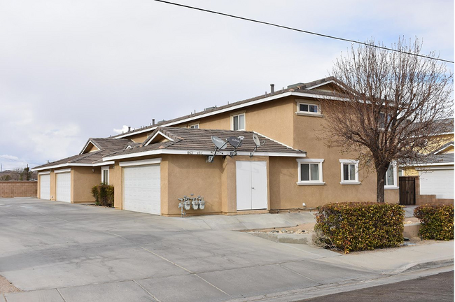 4BD/ 3BTH Town Home w/ Double Garage - 1953 Marie Ave