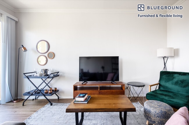 Photo - 467 S Arnaz Dr Unidad SI FL3-ID363