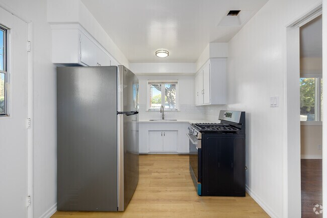 1BR, 1BA - 765SF - Kitchen - 7001 Hazeltine Ave