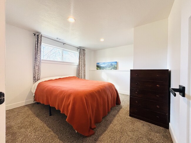 Habitación #2 - 4459 S Butterfield St