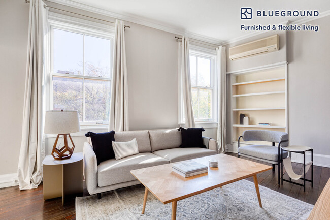 Building Photo - 302 W 11th St Rental
