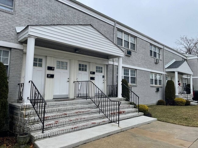 Building Photo - 581 Patten Ave Rental