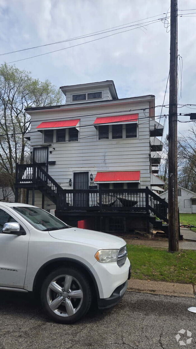 Building Photo - 2 Bedroom 1 bathroom Apartment for rent