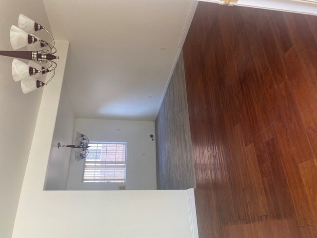 Building Photo - 1827 N Mariposa Ave