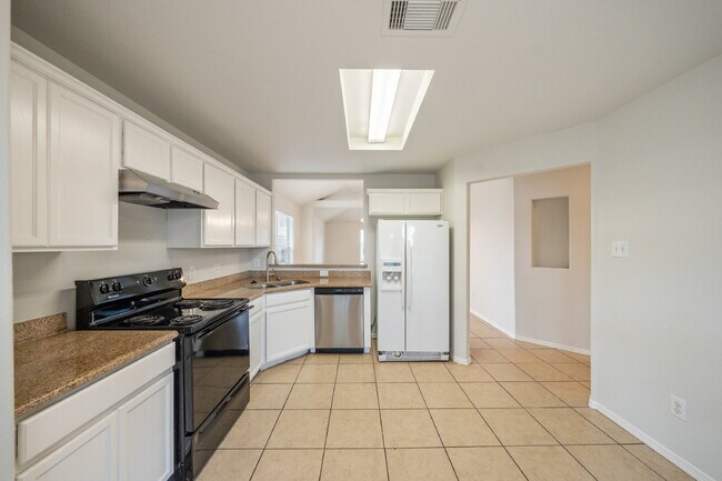 Photo - 305 Golden Oak Dr