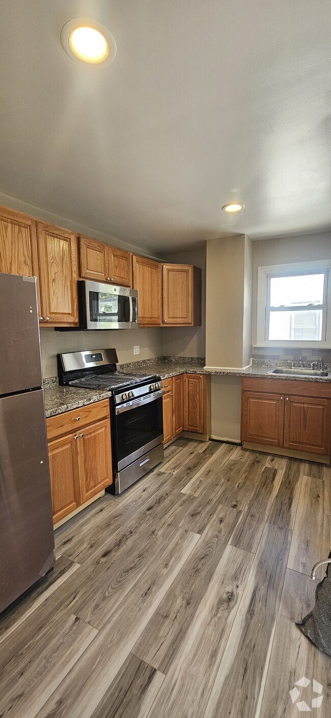 Building Photo - 426 Darrow Ave Unit 2 Bedroom Rental