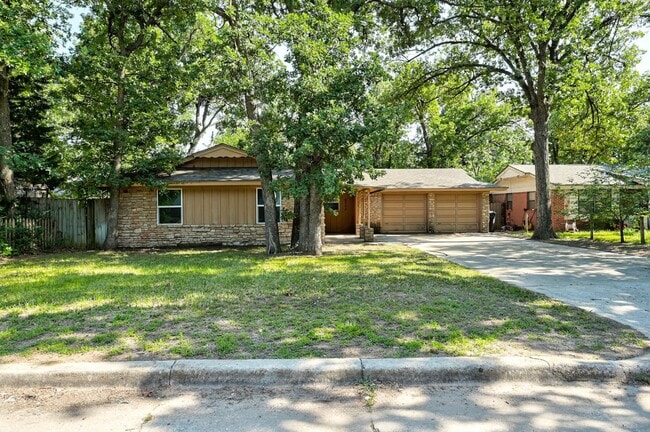 Building Photo - Charming 3-Bed, 1.5-Bath Home with 2-Car Garage Near NW 23rd & MacArthur