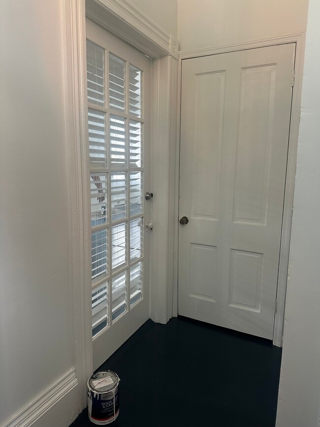 Photo - 111 E 39th St