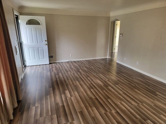Photo - *MOVE IN SPECIAL * 1ST FULL MONTH FREE* Gr...