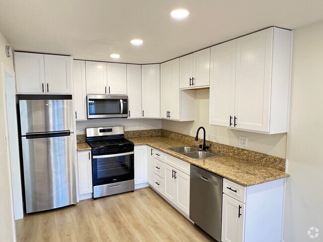 Building Photo - Beautifully Remodeled 1 Bedroom Condo in O... Unit 63