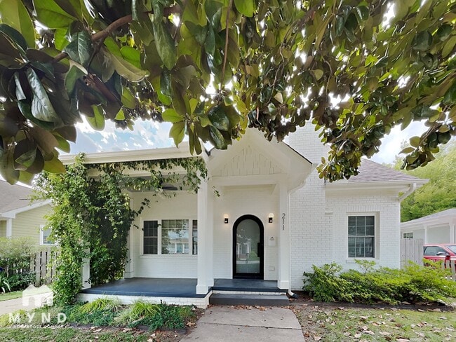 Building Photo - 211 Idlewild Ave