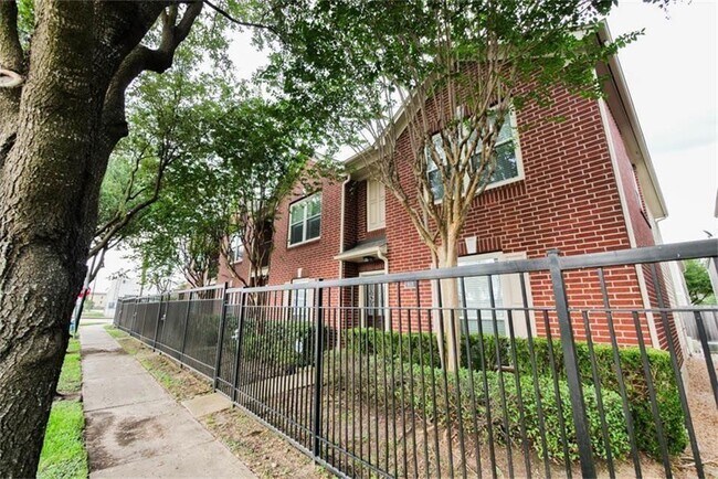 Building Photo - 918 Memorial Heights Dr Rental