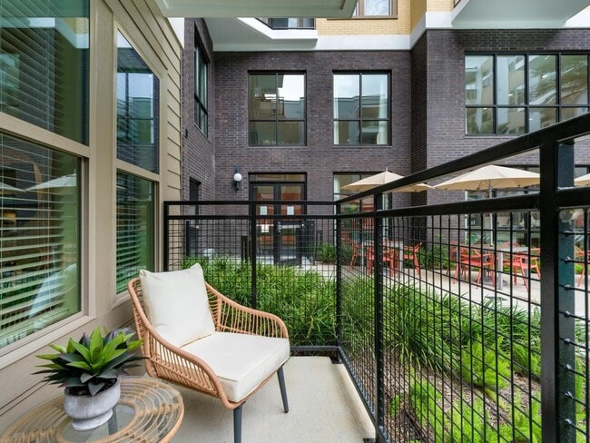 Building Photo - 641 W Crosstimbers St Unit S1.221