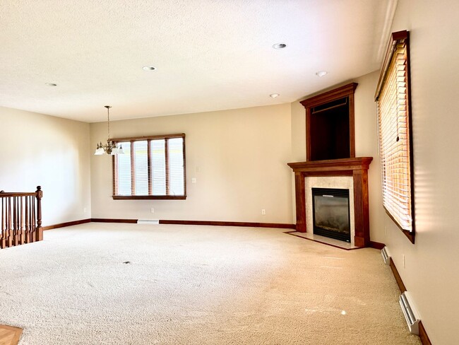 1142 Pine Bluff Dr NE
