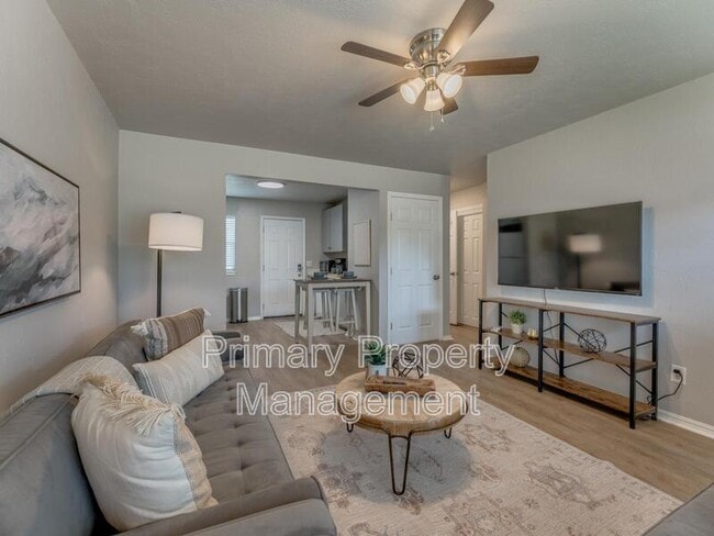 Photo - 1005 E Main St