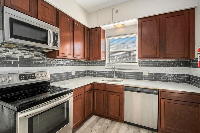 Building Photo - $899-Large, remodeled one bedroom apartment - ask about our Security Deposit Alternative! Unit 1703 South Park Street
