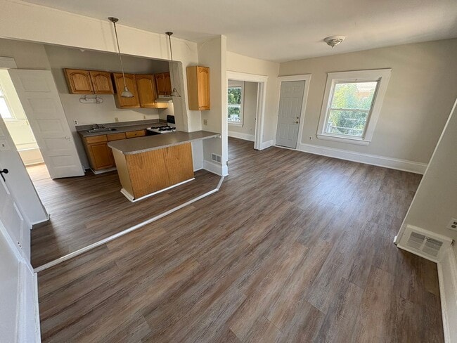Building Photo - 7951 Lorain Ave Unit 3