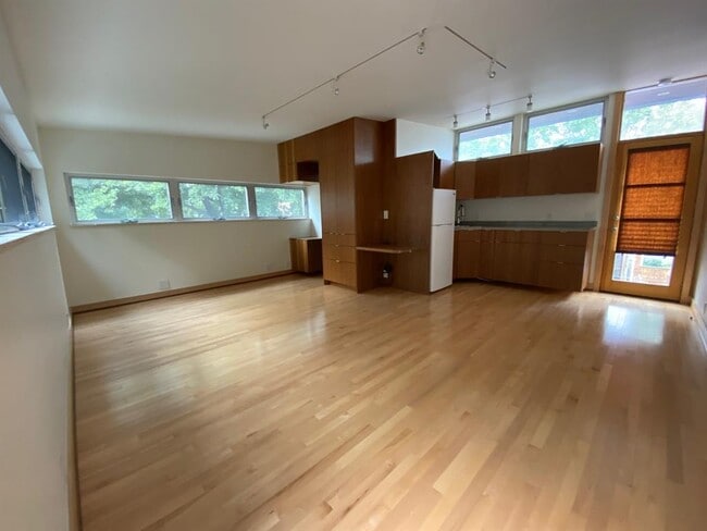 Photo - 1605 Newfield Ln