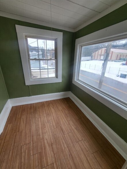 Photo - 323-325 N Main St