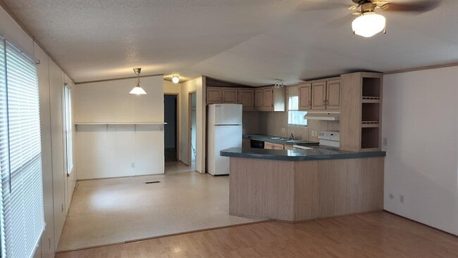 305 Woods Ln