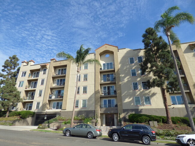 Building Photo - Spacious 2 Bedroom 2 Bath Condo in Bankers... Unit 513