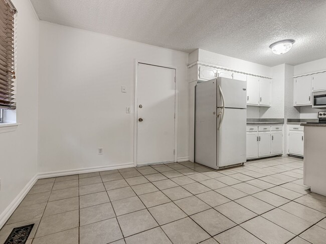 Photo - Home for rent in Yukon Schools + 3 bedrooms