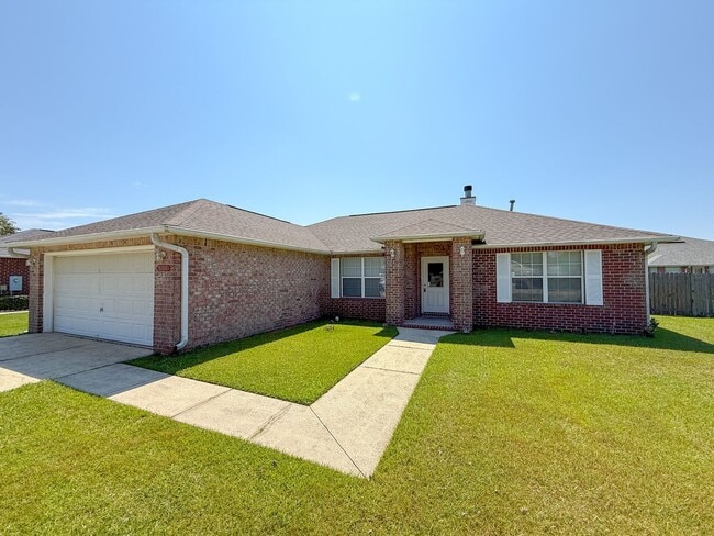 Building Photo - 3 bedroom 2 bath home with all new floorin...