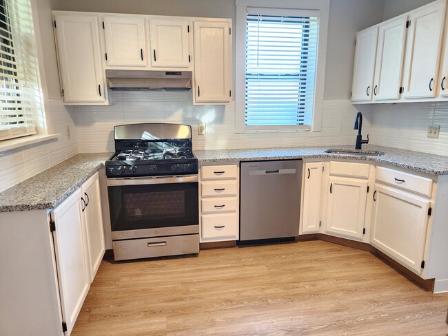 Updated kitchen with granite countertops and stainless steel appliances - 807 Westgate Ave Apartments Unit 3